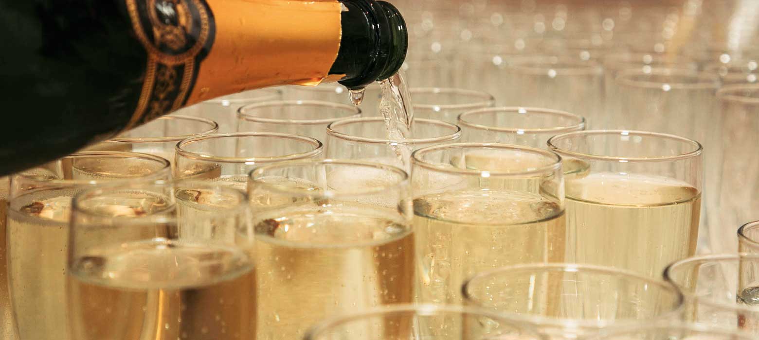 Sekt wird eingegossen